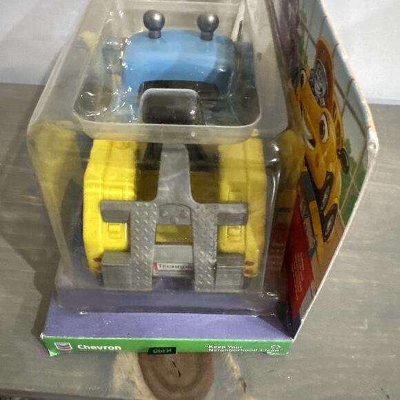 Chevron Cars 2001 Collectible Trevor Tow Truck Vehicle Yellow Blue NEW IN BOX - Picture 5 of 15